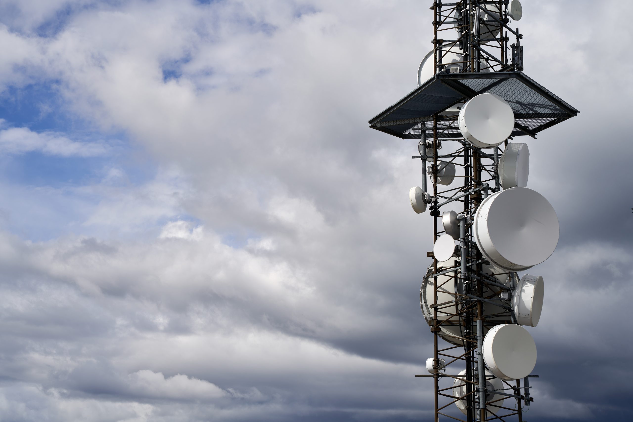 Investigación de una antena multifrecuencia de captación 5G con capacidades  Energy Harvesting